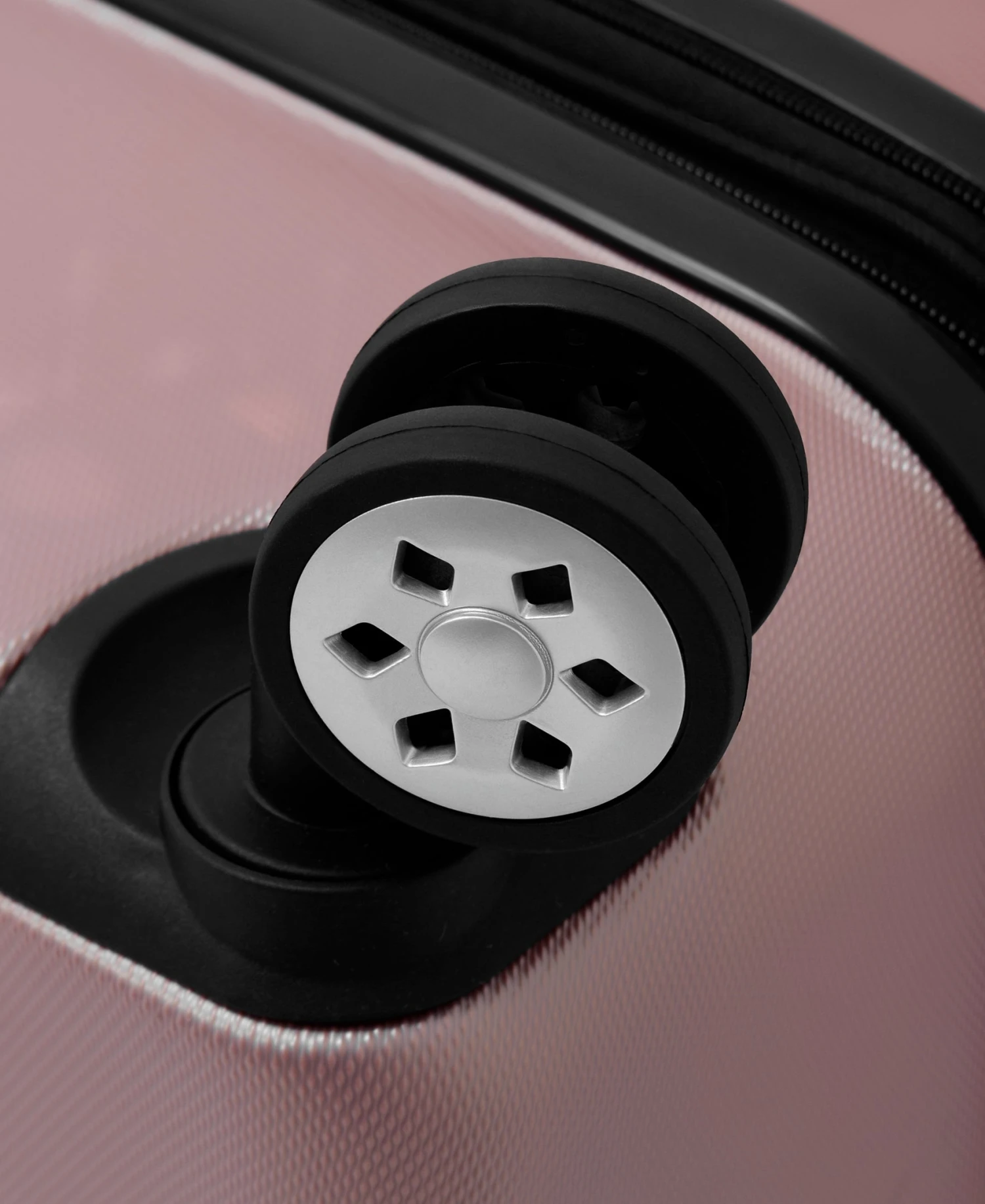 London Fog Southbury II 29" 4-Wheel Large Luggage 3 London Fog Southbury II 29" 4-Wheel Large Luggage - Image 2