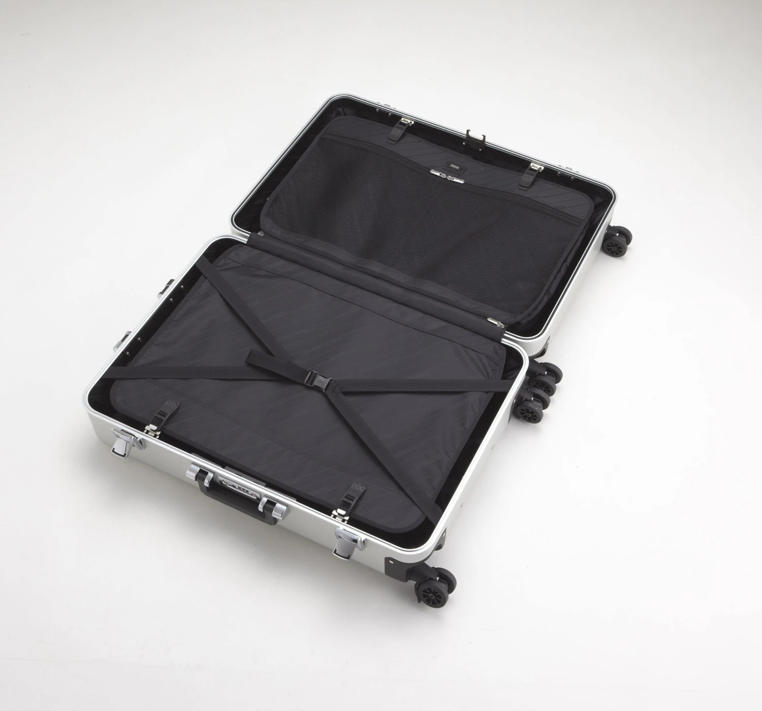 ZERO Halliburton Classic Aluminum 28 Inch 4 Wheel Spinner Travel Case 4 ZERO Halliburton Classic Aluminum 28 Inch 4 Wheel Spinner Travel Case - Image 2