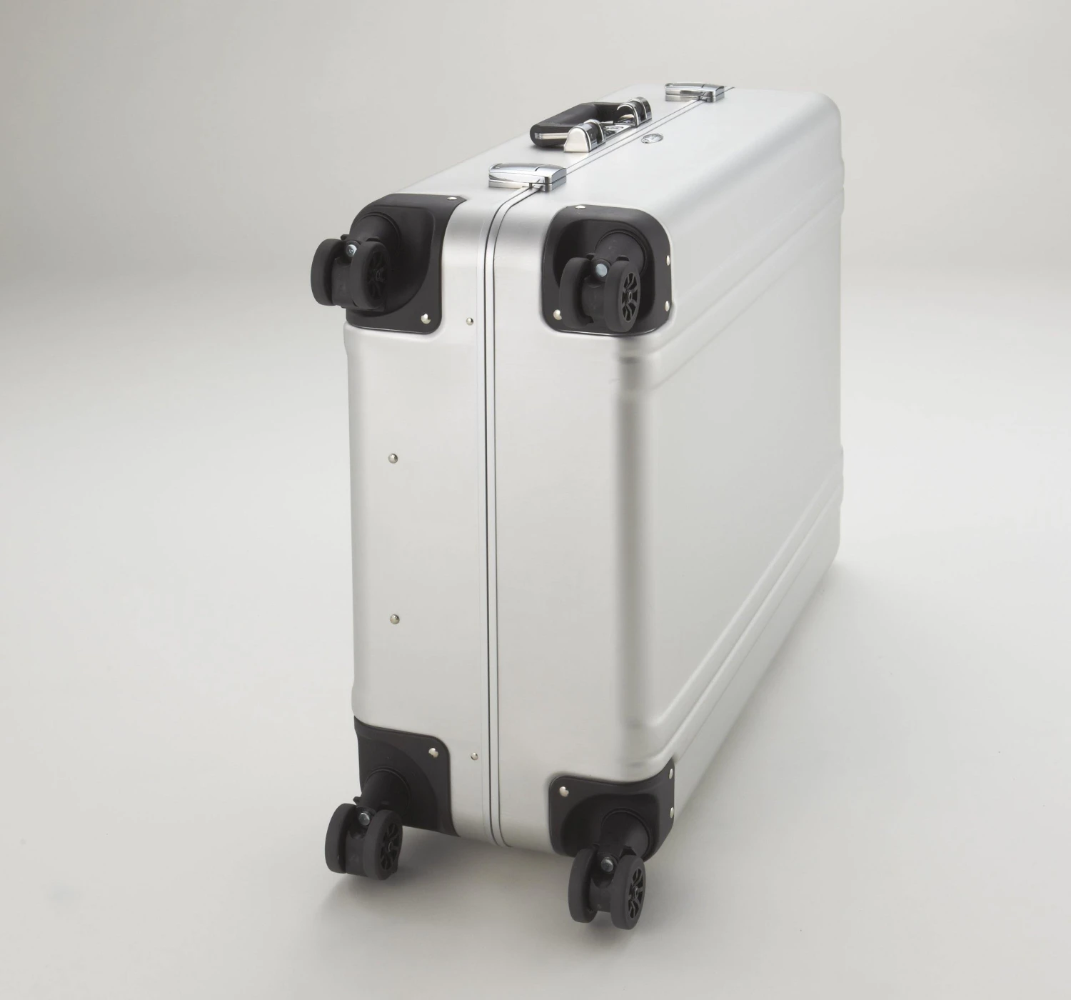 ZERO Halliburton Classic Aluminum 28 Inch 4 Wheel Spinner Travel Case 5 ZERO Halliburton Classic Aluminum 28 Inch 4 Wheel Spinner Travel Case - Image 3