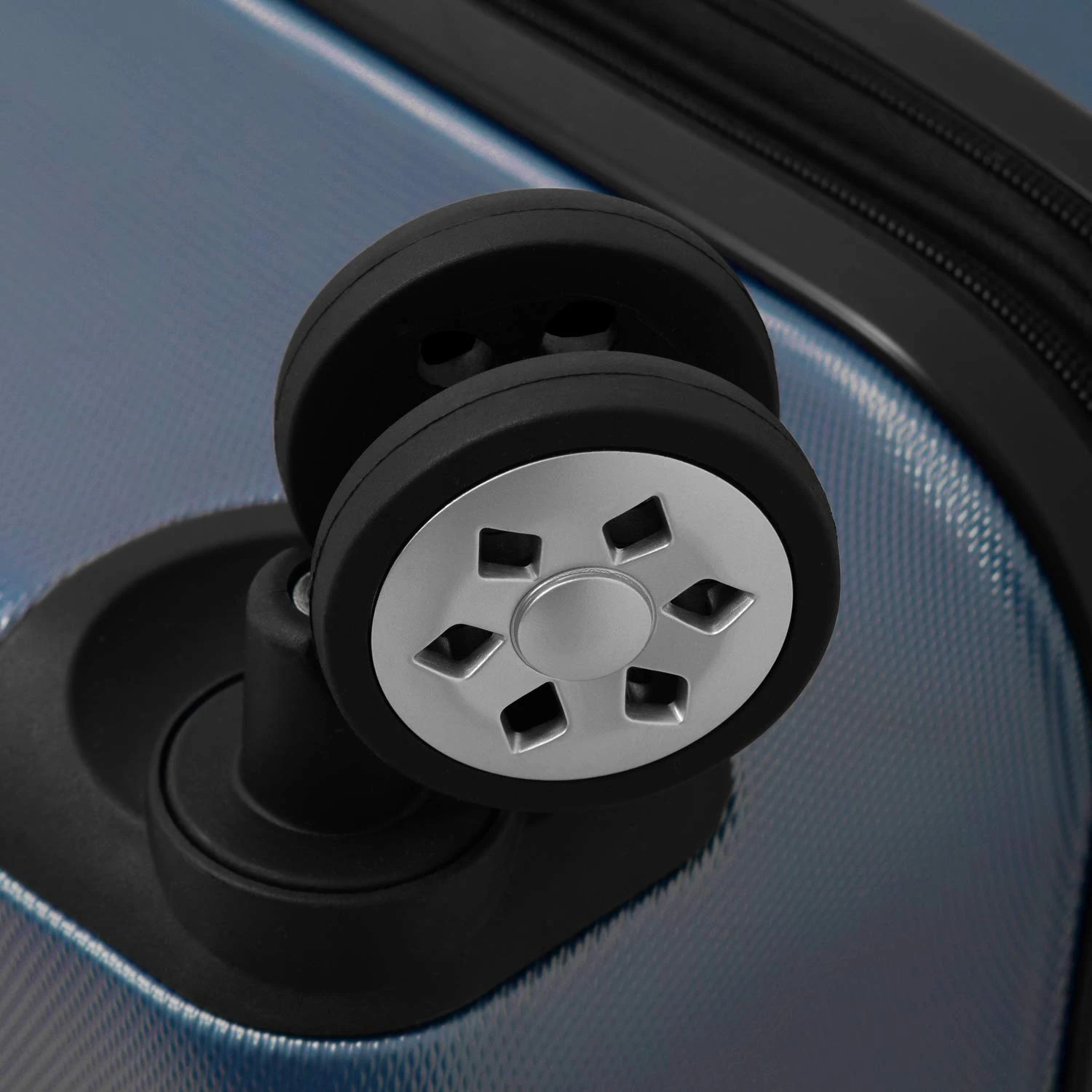 London Fog Southbury II 29" 4-Wheel Large Luggage 8 London Fog Southbury II 29" 4-Wheel Large Luggage - Image 7