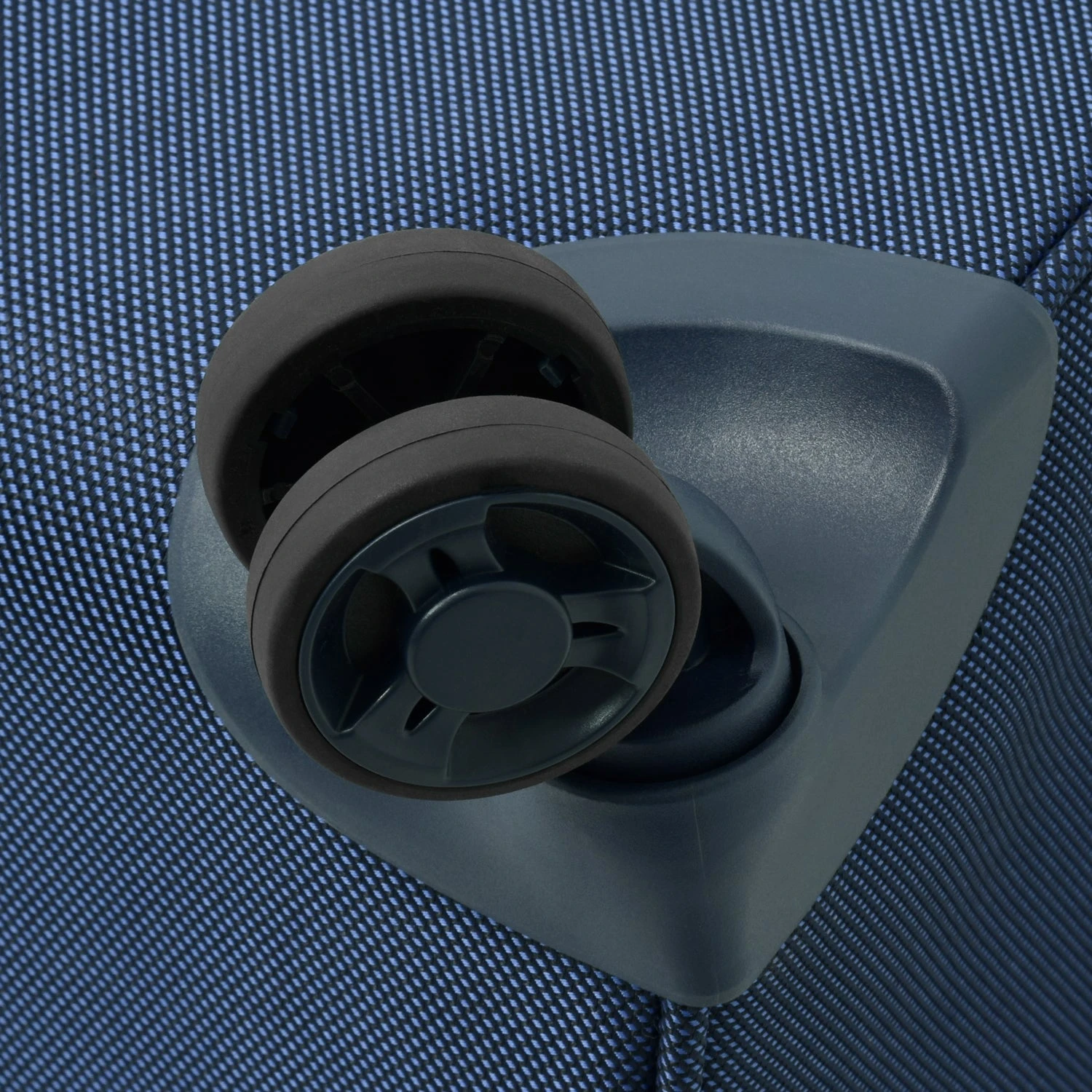 London Fog Knightsbridge II 20" 4-Wheel Carry-On Luggage 11 London Fog Knightsbridge II 20" 4-Wheel Carry-On Luggage - Image 9