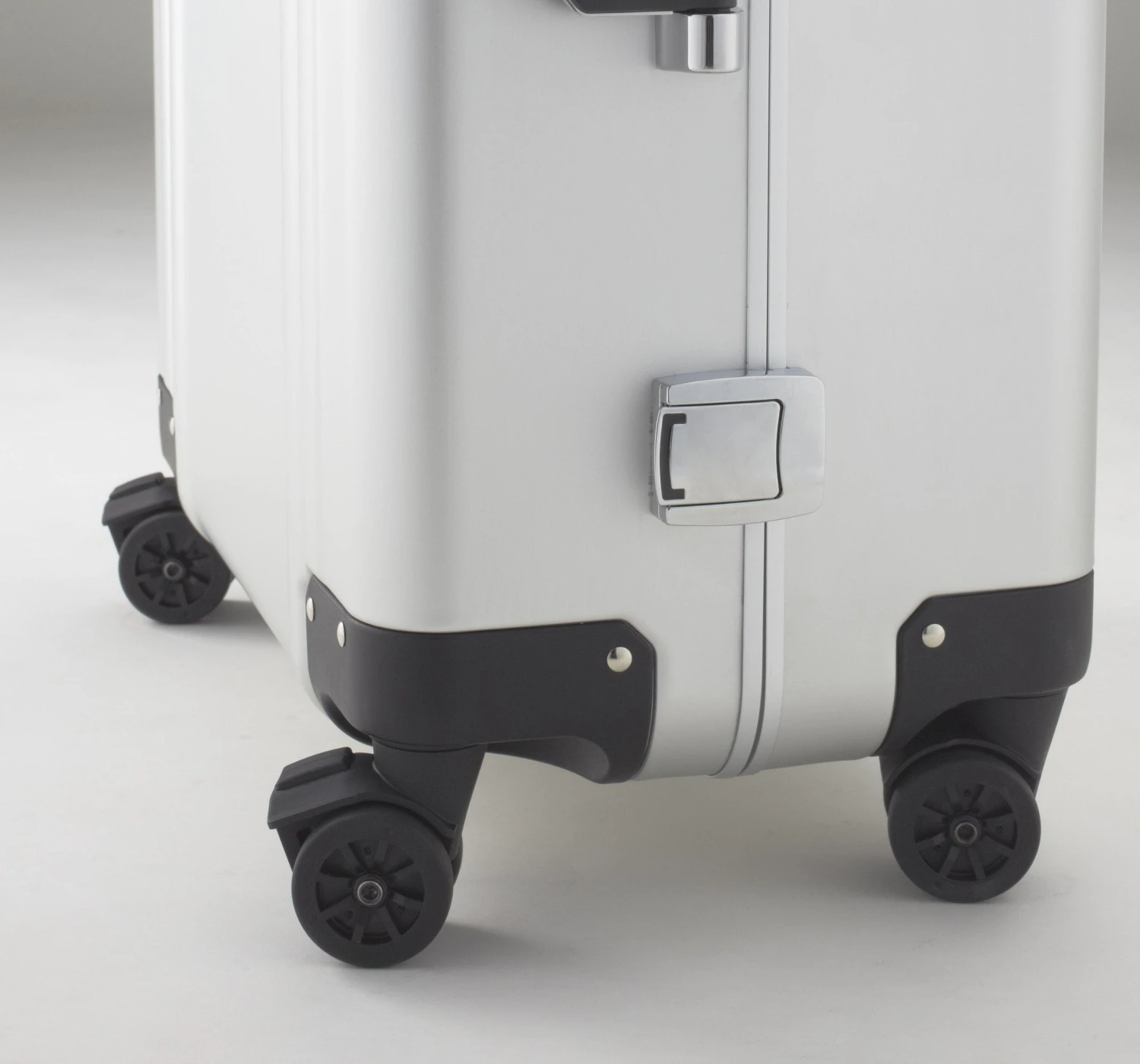 ZERO Halliburton Classic Aluminum 28 Inch 4 Wheel Spinner Travel Case 6 ZERO Halliburton Classic Aluminum 28 Inch 4 Wheel Spinner Travel Case - Image 4