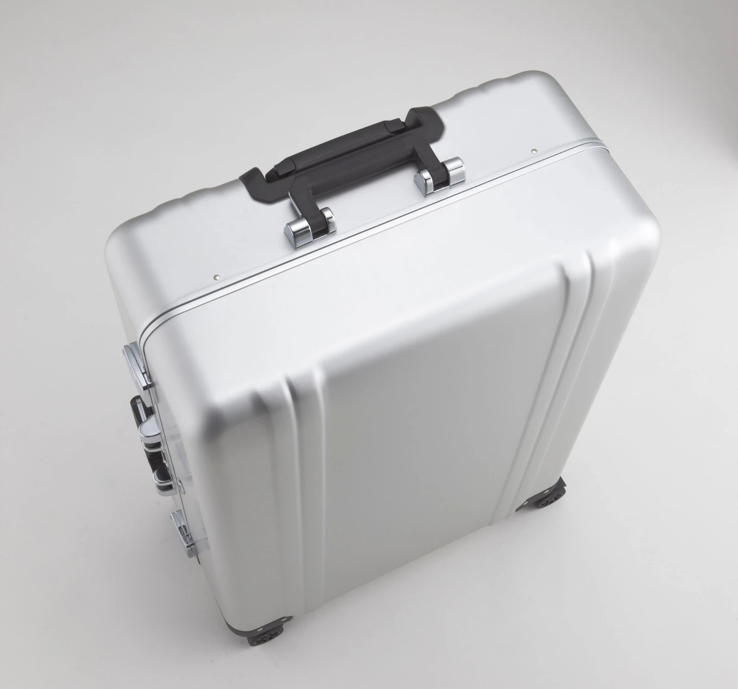 ZERO Halliburton Classic Aluminum 28 Inch 4 Wheel Spinner Travel Case 10 ZERO Halliburton Classic Aluminum 28 Inch 4 Wheel Spinner Travel Case - Image 8