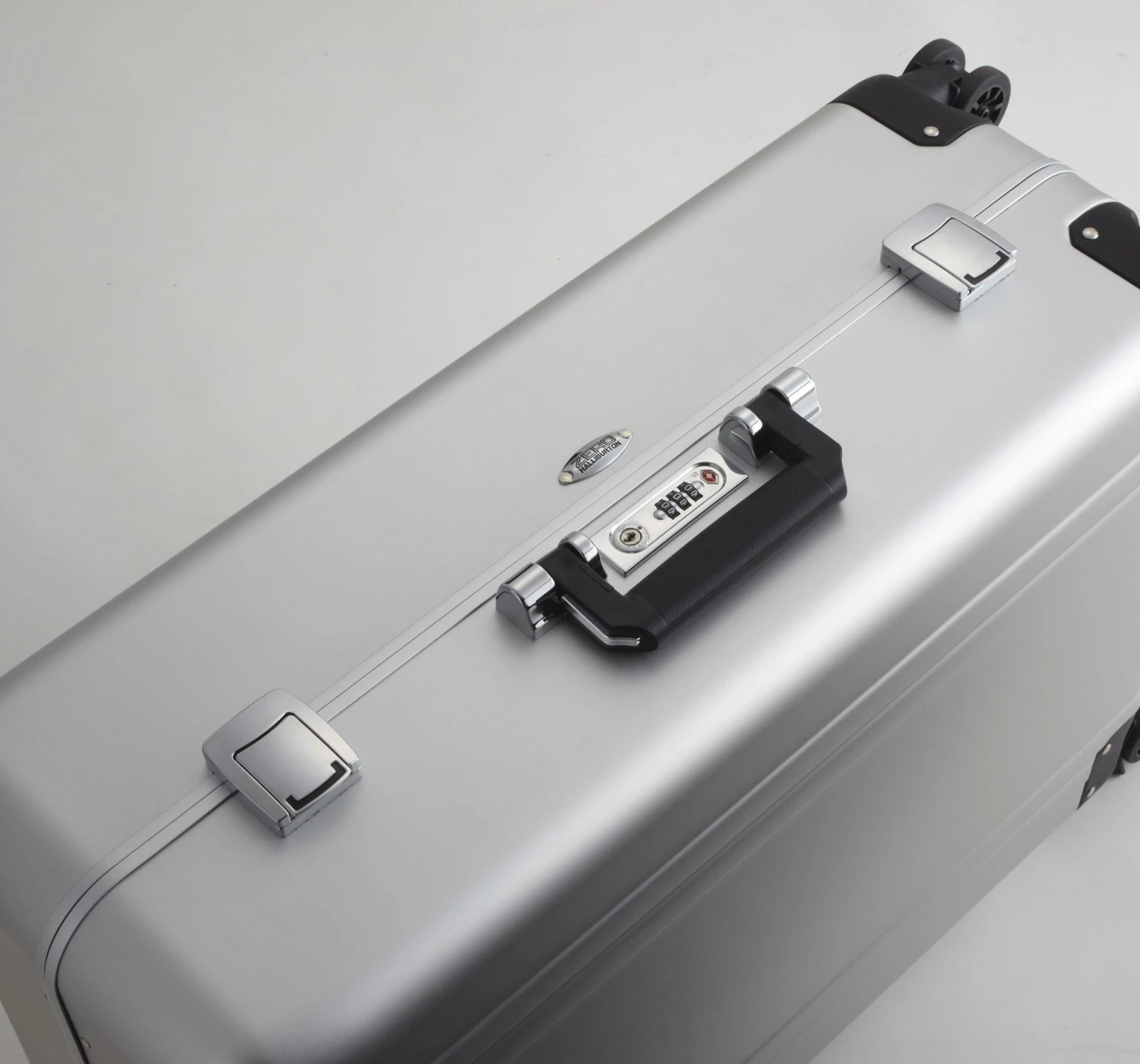 ZERO Halliburton Classic Aluminum 28 Inch 4 Wheel Spinner Travel Case 8 ZERO Halliburton Classic Aluminum 28 Inch 4 Wheel Spinner Travel Case - Image 6